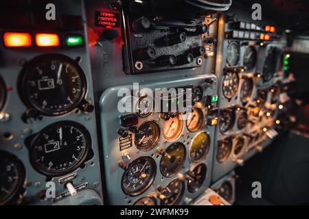 Kontrolltafel für sowjetische Flugzeuge der 1970er Jahre. Selektive Fokusaufnahme der Anzeigen und Schalter auf der Mittelkonsole in der Pilotenkabine Stockfoto