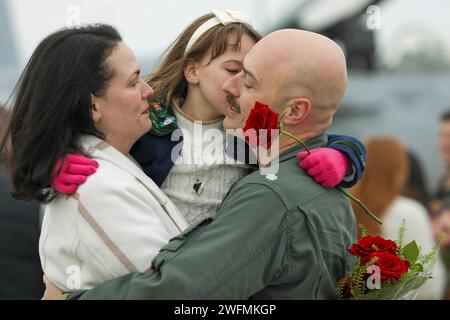 Virginia Beach, Virginia, USA. Januar 2024. Piloten, die der Strike Fighter Squadron (VFA) 31 Tomcatters zugewiesen sind, gehen nach ihrem Heimflug zur Naval Air Station Oceana, 15. Januar 2024 auf der Fluglinie (Foto: © U.S. Navy/ZUMA Press Wire) NUR REDAKTIONELLE VERWENDUNG! Nicht für kommerzielle ZWECKE! Stockfoto