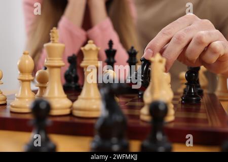 Vater bringt seiner Tochter Schach bei, Nahaufnahme Stockfoto