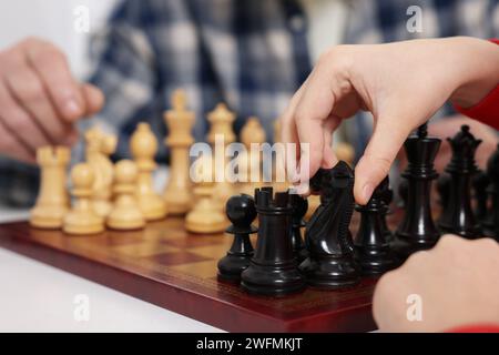 Großvater und Enkel spielen Schach am Tisch, Nahaufnahme Stockfoto