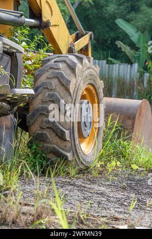 Ein Foto von einem alten und schmutzigen Reifen für schwere Geräte. Stockfoto