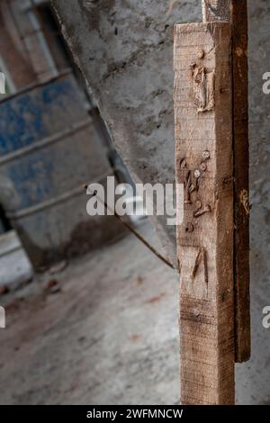 Ein Holzbalken auf einer Baustelle Stockfoto