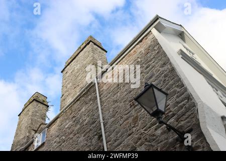 Blick auf die Steinmauern von Island House, wo angeblich einige der Pilgerväter vor der Abfahrt von Plymouth unterhalten wurden. Stockfoto