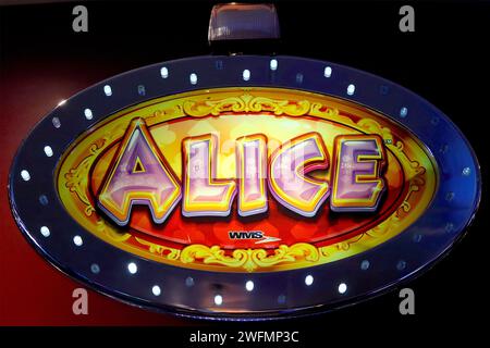 WMS Alice beleuchteter Topper oder Header, montiert auf einem Video-Spielautomaten in einer Spielhalle, September 2022. Stockfoto