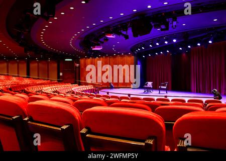 Auditorium des Curzon-Theaters mit breiten, schwungvollen Sitzreihen rund um den Bühnenbereich, der sich vorne an Bord des P&O-Kreuzfahrtschiffs Aurora befindet. Stockfoto