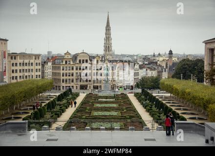 Mont des Arts Stadtkomplex und historische Stätte im Zentrum von Brüssel. Der Garten des Mont des Arts an einem bewölkten Herbsttag im Brüsseler Stadtbild. Stockfoto