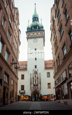 Altes Rathaus (Stará radnice) in Brünn an einem bewölkten Tag in der Woche vor Weihnachten. Vertikales Weitwinkelfoto des Rathausturms in der Fußgängerzone von Brünn Stockfoto