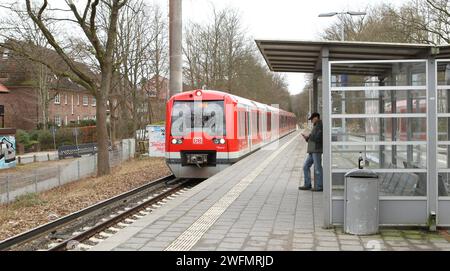 Eine S-Bahn der Linie S1 in Richtung Wedel fährt in die Haltestellte Wellingsbüttel hinein. Wellingsbüttel Hamburg *** eine S-Bahn der Linie S1 in Richtung Wedel fährt bis zur Haltestelle Wellingsbüttel Hamburg Stockfoto