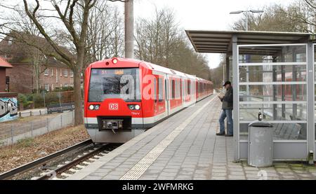 Eine S-Bahn der Linie S1 in Richtung Wedel fährt in die Haltestellte Wellingsbüttel hinein. Wellingsbüttel Hamburg *** eine S-Bahn der Linie S1 in Richtung Wedel fährt bis zur Haltestelle Wellingsbüttel Hamburg Stockfoto