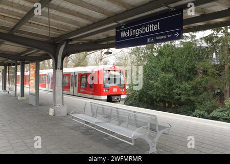 Eine S-Bahn der Linie S1 in Richtung Poppenbüttel fährt aus der Haltestelle Wellingsbüttel heraus. Wellingsbüttel Hamburg *** eine S-Bahn der Linie S1 in Richtung Poppenbüttel verlässt die Haltestelle Wellingsbüttel Hamburg Stockfoto