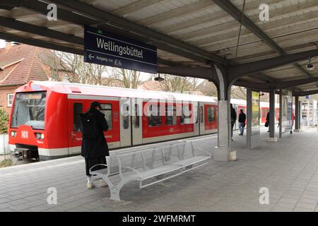 Eine S-Bahn der Linie S1 in Richtung Poppenbüttel fährt in die Haltestelle Wellingsbüttel hinein. Wellingsbüttel Hamburg *** eine S-Bahn der Linie S1 in Richtung Poppenbüttel fährt bis zur Haltestelle Wellingsbüttel Hamburg Stockfoto