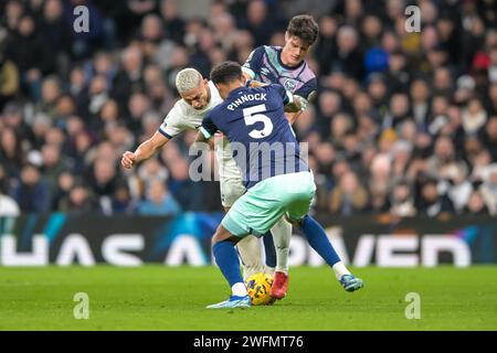 Richarlison of Tottenham Hotspur mit dem Ball A Ethan Pinnock und Christian Norgaard vom Brentford FC beim Premier League Spiel zwischen Tottenham Hotspur und Brentford im Tottenham Hotspur Stadium, London, England am 31. Januar 2024. Foto von Phil Hutchinson. Nur redaktionelle Verwendung, Lizenz für kommerzielle Nutzung erforderlich. Keine Verwendung bei Wetten, Spielen oder Publikationen eines einzelnen Clubs/einer Liga/eines Spielers. Quelle: UK Sports Pics Ltd/Alamy Live News Stockfoto