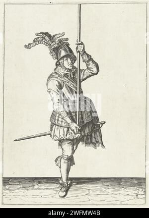 Soldat, der seine Spieße aufrecht vor ihm hoch über dem Boden hält, Jacques de Gheyn (II) (Werkstatt von), nachdem Jacques de Gheyn (II), 1597–1607 Einen Soldaten drucken, der einen Spieß (Lanze) mit beiden Händen aufrecht vor sich selbst hoch über dem Boden hält. Dies ist die zweite Maßnahme zum Entfernen des Spießes in aufrechter Position. Dieser Druck ist Teil der Serie von 32 nummerierten Abzügen von Spießen aus der Arms Handling. Niederlande Papiergravurmanöver  militärische Ausbildung. Kriegsführung; militärische Angelegenheiten (+ Söldnertruppen, z. B.: Lansquenets). Helved-Waffen, Polearme (zum Schlagen, Hacken) Stockfoto