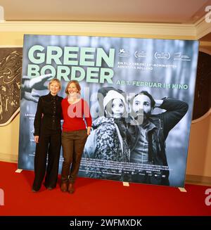 30. Januar 2024, Berlin, Bezirk Charlottenbur, Deutschland: Berlin: Das Foto zeigt die Schauspielerin Petra Zieser vor der Berliner Premiere von „GREEN BORDER“ auf dem roten Teppich vor dem Delphi Filmpalast. (Kreditbild: © Simone Kuhlmey/Pacific Press via ZUMA Press Wire) NUR REDAKTIONELLE VERWENDUNG! Nicht für kommerzielle ZWECKE! Stockfoto