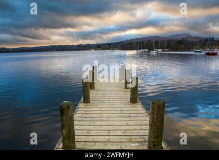 Holzpier am Waterhead am Lake Windermere, Lake District, Cumbria, England, Großbritannien Stockfoto