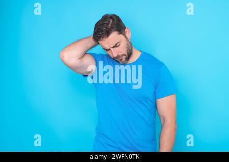 Porträt eines aufmerksamen Mannes, der eine Wahl trifft. Ein gutaussehender Mann mit isoliertem Studiohintergrund. Ein Mann, der denkt und zweifelt. Besorgter reifer Mann Stockfoto