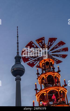 Beleuchtete Weihnachtspyramide - Weihnachtspyramide auf dem Weihnachtsmarkt am Alexanderplatz in Berlin Mitte, Berlin, Deutschland Stockfoto