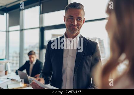 Zwei Experten für professionelle Führungskräfte diskutieren über die Zusammenarbeit mit Finanzbuchhaltungsunterlagen Stockfoto