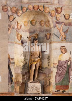 TREVISO, ITALIEN - 4. NOVEMBER 2023: Die Statue von St. Sabatian in der Kirche Chiesa di San Francesco von unbekanntem Künstler (ca. 1400). Stockfoto