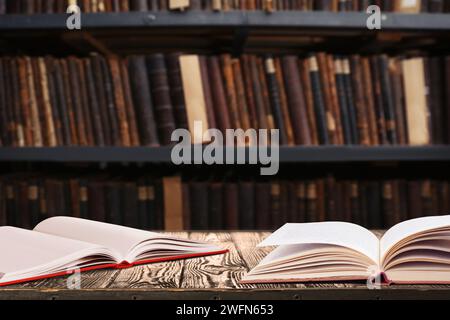 Öffnen Sie Bücher auf einem Holztisch in der Bibliothek Stockfoto