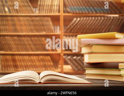 Verschiedene Bücher auf Holztisch in der Bibliothek Stockfoto