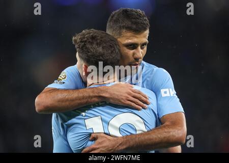 Manchester, Großbritannien. Januar 31, 2024. Rodri von Manchester City feiert Julián Álvarez das Ziel von Manchester City, es 1-0 während des Premier League-Spiels Manchester City gegen Burnley im Etihad Stadium, Manchester, Großbritannien, 31. Januar 2024 (Foto: Mark Cosgrove/News Images) in Manchester, Großbritannien am 31. Januar 2024. (Foto: Mark Cosgrove/News Images/SIPA USA) Credit: SIPA USA/Alamy Live News Stockfoto