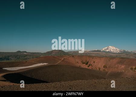 Klarer Himmel über dem Cinder Cone mit dem Lassen Peak in der Ferne im Lassen Volcanic National Park Stockfoto