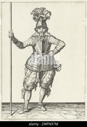 Soldat, von vorne gesehen, mit der rechten Hand seine Spieße aufrecht halten, Jacques de Gheyn (II) (Werkstatt oder), nachdem Jacques de Gheyn (II), 1597–1607 Einen Soldaten drucken, der mit der rechten Hand einen Spieß (Lanze) hält. Dieser Druck ist Teil der Serie von 32 nummerierten Abzügen von Spießen aus der Arms Handling. Niederlande Papiergravurmanöver  militärische Ausbildung. Kriegsführung; militärische Angelegenheiten (+ Söldnertruppen, z. B.: Lansquenets). Helved-Waffen, Polearms (zum Schlagen, Hacken, Schieben): lance Stockfoto