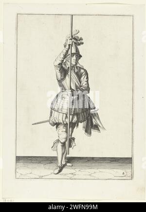 Soldat, von vorne gesehen, mit beiden Händen aufrecht vor ihm, etwas über dem Boden, Jacques de Gheyn (II) (Werkstatt), nachdem Jacques de Gheyn (II), 1597 - 1607 Einen Soldaten drucken, zurück, der einen Spieß (Lanze) mit beiden Händen aufrecht vor sich hält, leicht über dem Boden. Dies ist der erste Akt für die aufrechte Entfernung der Spieße. Dieser Druck ist Teil der Serie von 32 nummerierten Abzügen von Spießen aus der Arms Handling. Niederlande Papiergravurmanöver  militärische Ausbildung. Kriegsführung; militärische Angelegenheiten (+ Söldnertruppen, z. B.: Lansquenets). Helved Stockfoto