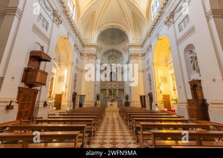 VICENZA, ITALIEN - 6. NOVEMBER 2023: Das Kirchenschiff der Barockkirche Chiesa di San Filippo Neri. Stockfoto