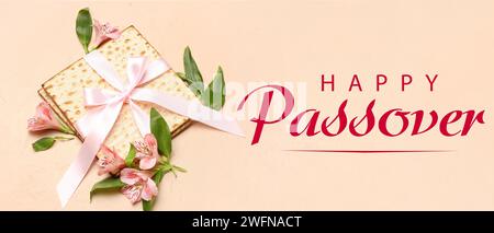 Jüdische Fladenbrotmatza, Blumen und Text HAPPY PASSOVER auf beigefarbenem Hintergrund Stockfoto