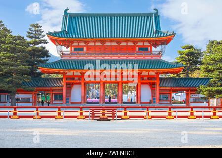 Kyoto, Japan - 2. April 2023: Heian-Schrein, erbaut anlässlich des 1100. Jahrestages der Gründung der Hauptstadt in Kyoto, gewidmet den Geistern von Kyoto Stockfoto