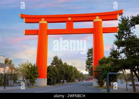 Kyoto, Japan - 2. April 2023: Heian-Schrein, erbaut anlässlich des 1100. Jahrestages der Gründung der Hauptstadt in Kyoto, gewidmet den Geistern von Kyoto Stockfoto