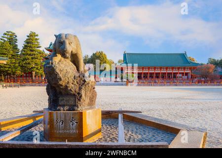 Kyoto, Japan - 2. April 2023: Heian-Schrein, erbaut anlässlich des 1100. Jahrestages der Gründung der Hauptstadt in Kyoto, gewidmet den Geistern von Kyoto Stockfoto