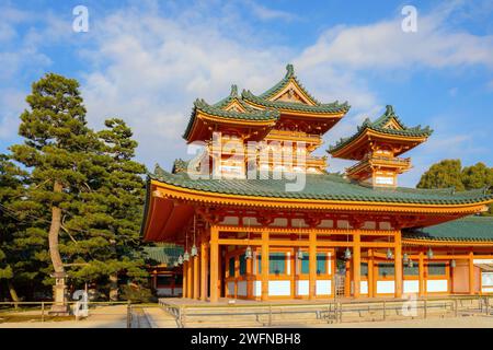 Kyoto, Japan - 2. April 2023: Heian-Schrein, erbaut anlässlich des 1100. Jahrestages der Gründung der Hauptstadt in Kyoto, gewidmet den Geistern von Kyoto Stockfoto