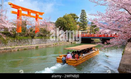 Kyoto, Japan - 2. April 2023: Bootstour auf dem Okazaki Jikkokubune, 3 km vom Nanzenji-Bootsanleger zum Ebisu-Staudamm und hin- und Rückfahrt Stockfoto