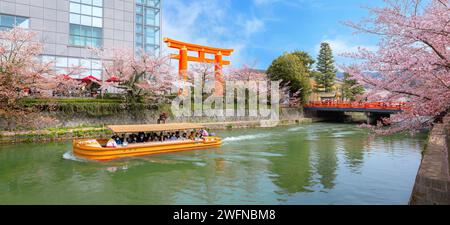 Kyoto, Japan - 2. April 2023: Bootstour auf dem Okazaki Jikkokubune, 3 km vom Nanzenji-Bootsanleger zum Ebisu-Staudamm und hin- und Rückfahrt Stockfoto