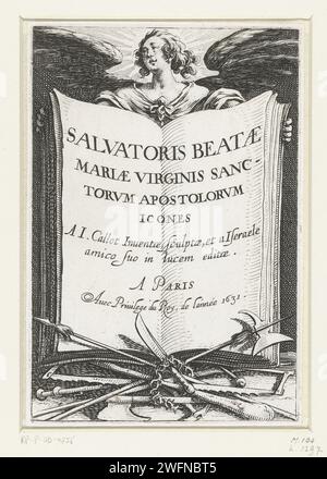 Titeldruck für die Druckserie „die Großen Apostel“ (Christus, Maria und die Apostel), Jacques Callot, 1631 Druck ein Engel hält ein Buch; auf den offenen Seiten ist Text in lateinischer Sprache (Titeldaten der Druckreihe). Vor dem Buch stehen alle Arten von Attributen der Apostel und Christi (ao Fledermaus, Messer, Säge, Dornkrone). Dieser Druck ist die Titelseite für eine Serie von 15 Drucken, die Christus, Maria und die Apostel darstellen. Druckerei: NancyPublisher: Paris Papierätzung Titelseite. Engel. Buch. Dornenkrone  Instrumente der Passion Stockfoto