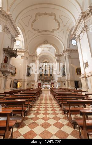 VICENZA, ITALIEN - NOVEMBER 2023: Das Kirchenschiff der Barockkirche Chiesa di San Marco in Girolamo. Stockfoto