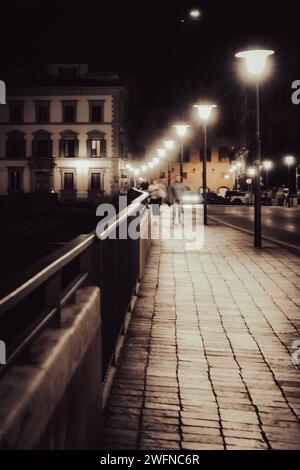 Spätabendlicher Spaziergang durch Florenz im sanften Licht der Straßenlaternen Stockfoto