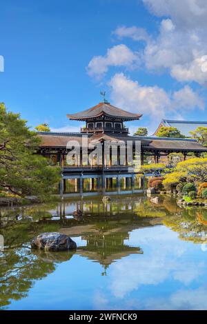 Kyoto, Japan - 2. April 2023: Der Heian Jingu Garden ist ein Garten mit einer Vielzahl von Pflanzen, Teichen und Gebäuden und weinenden Kirschbäumen, was ihn zu einem von ihnen macht Stockfoto