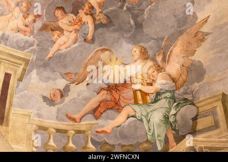 VICENZA, ITALIEN - 6. NOVEMBER 2023: Das Detail der Engel aus dem Fresko in der Hauptapsis in der Kirche Basilica dei Santi Felice e Fortunato Stockfoto