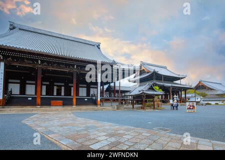 Kyoto, Japan - 6. April 2023: Koshoji-Tempel neben dem Nishi-Honganji-Tempel, zwei Tempel sind verwandt und sind beide Tempel der Jodo-Shinshu-Schule Stockfoto