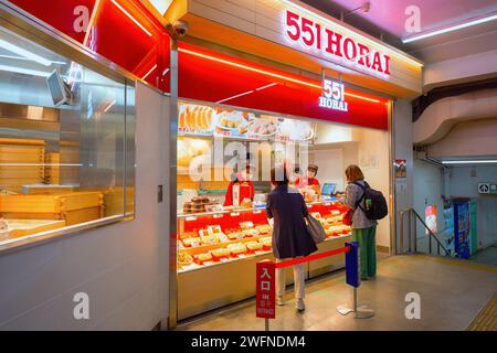 Osaka, Japan - 9. April 2023: 551 Horai wurde 1945 von drei Taiwanern eröffnet und ist eines der bekanntesten und beliebtesten Lebensmittelunternehmen in Osaka, Speci Stockfoto