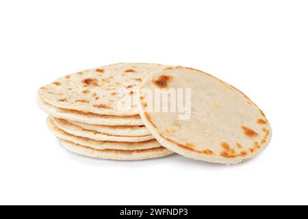 Stapel leckeres Fladenbrot auf weißem Hintergrund Stockfoto