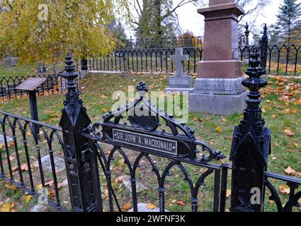 Kanadas erster Premierminister, Sir John A. Macdonald, ist auf dem Familiengrundstück auf dem Cataraqui Cemetery von Kingston begraben. Stockfoto