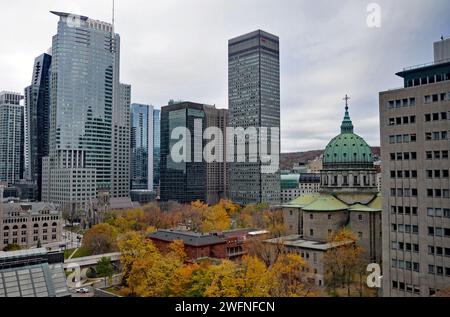 Moderne Bürotürme stehen in der Nähe der historischen Kathedrale Mary, Königin der Welt in der Innenstadt von Montreal. Stockfoto
