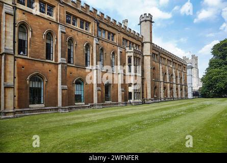 Wilkins' Building im King's College, das auf die King's College Chapel und den mit grünem Rasen bedeckten vorderen Hof zeigt. Universität Cambridge. Un Stockfoto