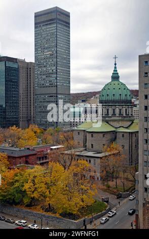 Moderne Bürotürme stehen in der Nähe der historischen Kathedrale Mary, Königin der Welt in der Innenstadt von Montreal. Stockfoto