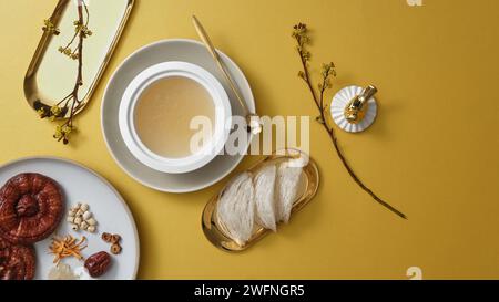 Eine weiße Schüssel mit Vogelnest-Suppe, die mit einem essbaren Vogelnest und einem Gericht mit vielen Kräutern serviert wird. Vogelnest ist eine seltene Medizin und hat ein ver Stockfoto
